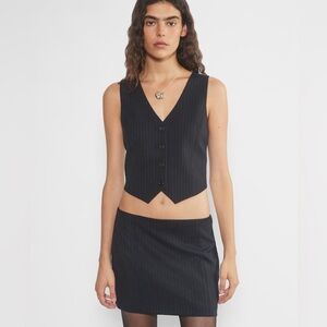 BNWT Aritzia Dua skirt navy pinstripe size 2